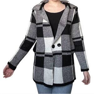 Knit cardigan with pockets pockets and buttons in black, white, and gray, size M